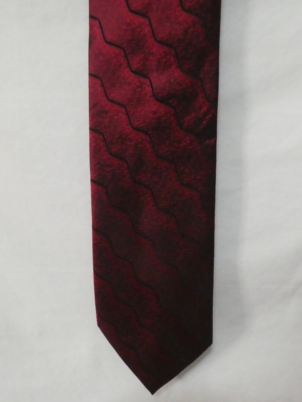 STEVEN LAND SL Hand Made Burgundy Red Wavy Zig Zag Geometric Silk Tie